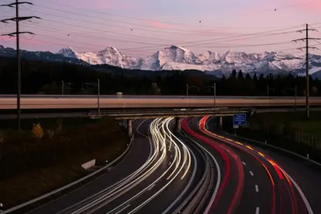 Používání švýcarských dálnic a výhody digitální dálniční známky